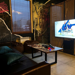 Мягкая зона с PlayStation 5 в основном зале 