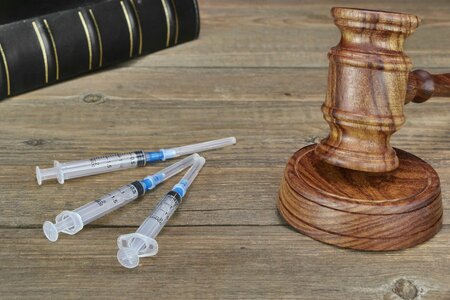 Уголовный адвокат по наркотикам, статья 228, 228.1 УК 