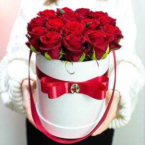 Краснодарфлора Шляпная коробка из 15 красных роз