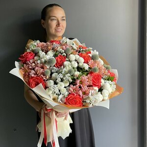 Букет с яркими розами и кустовыми хризантемами 