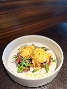 Бенедикт с беконом, рукколой и голландским соусом 