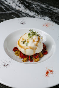 Молодой сыр BURRATA вяленый виноград, соус мёд-бальзамик