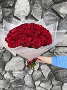 51 роза в упаковке