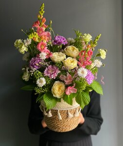 Композиция в кашпо с летними цветами