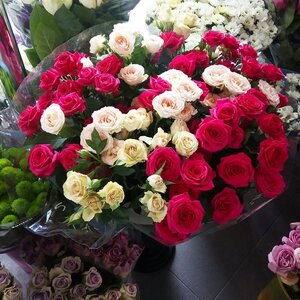 Кустовые розы разных оттенков