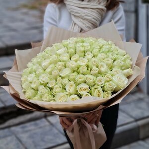 Моно букет из 101 белых роз