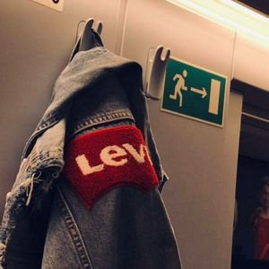 Женская джинсовая одежда Levis