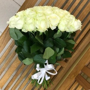 Букет белых роз 51 шт, 50 см.