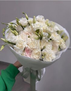 Авторский букет с диантусом , эустомой и ранункулюсом