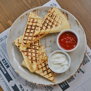 Кесадилья с курицей и овощами
