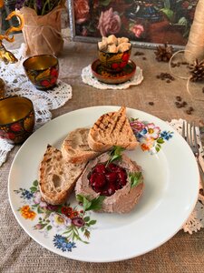 Паштет из куриной печени с вишневым соусом