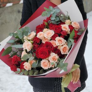 Букет из кустовых роз с эвкалиптом