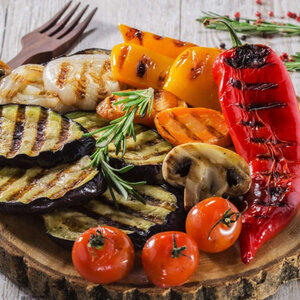 Овощи на гриле с творожным сыром и пряным маслом