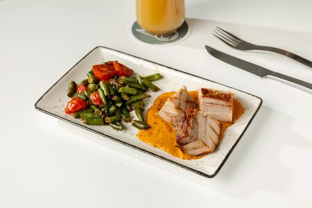Pork belly со стручковой фасолью