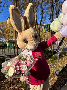 Доставка цветов и воздушных шаров в костюме кролика!