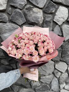 29 кустовых роз в упаковке
