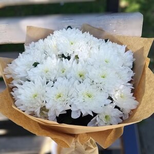 Букет из хризантем в крафте