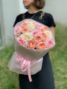 Букет ароматных пионовидных роз