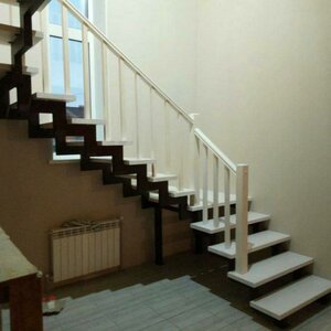 Лестница на металлическом каркасе с двумя площадками