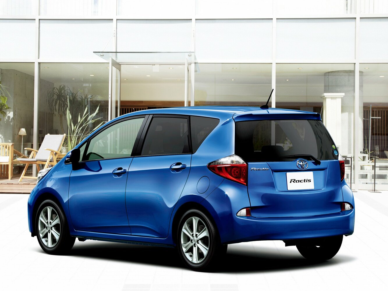 Toyota Ractis, вид 3