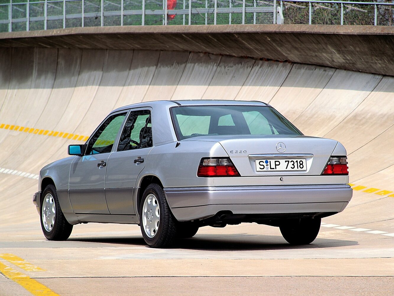 Mercedes-Benz E-Класс Sedan, вид 3