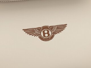 Вышитая контрастная эмблема Bentley на сиденьях