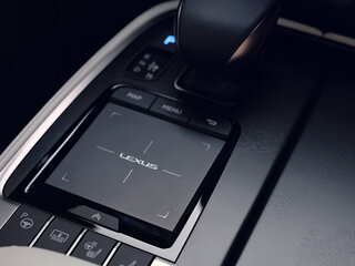 Сенсорная панель Remote touch на центральной консоли