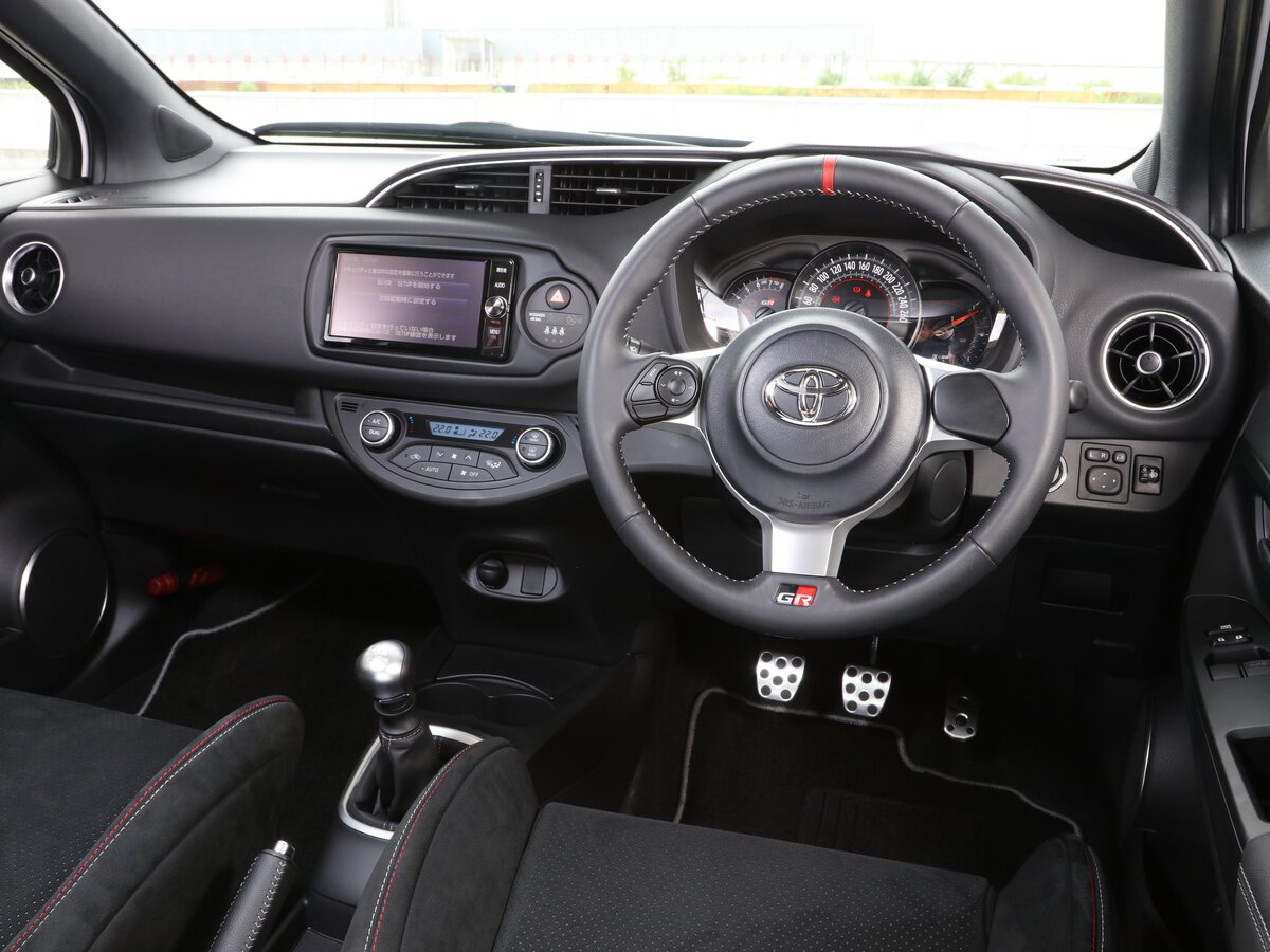 Toyota Vitz-dagi jinsiy pozitsiyalar