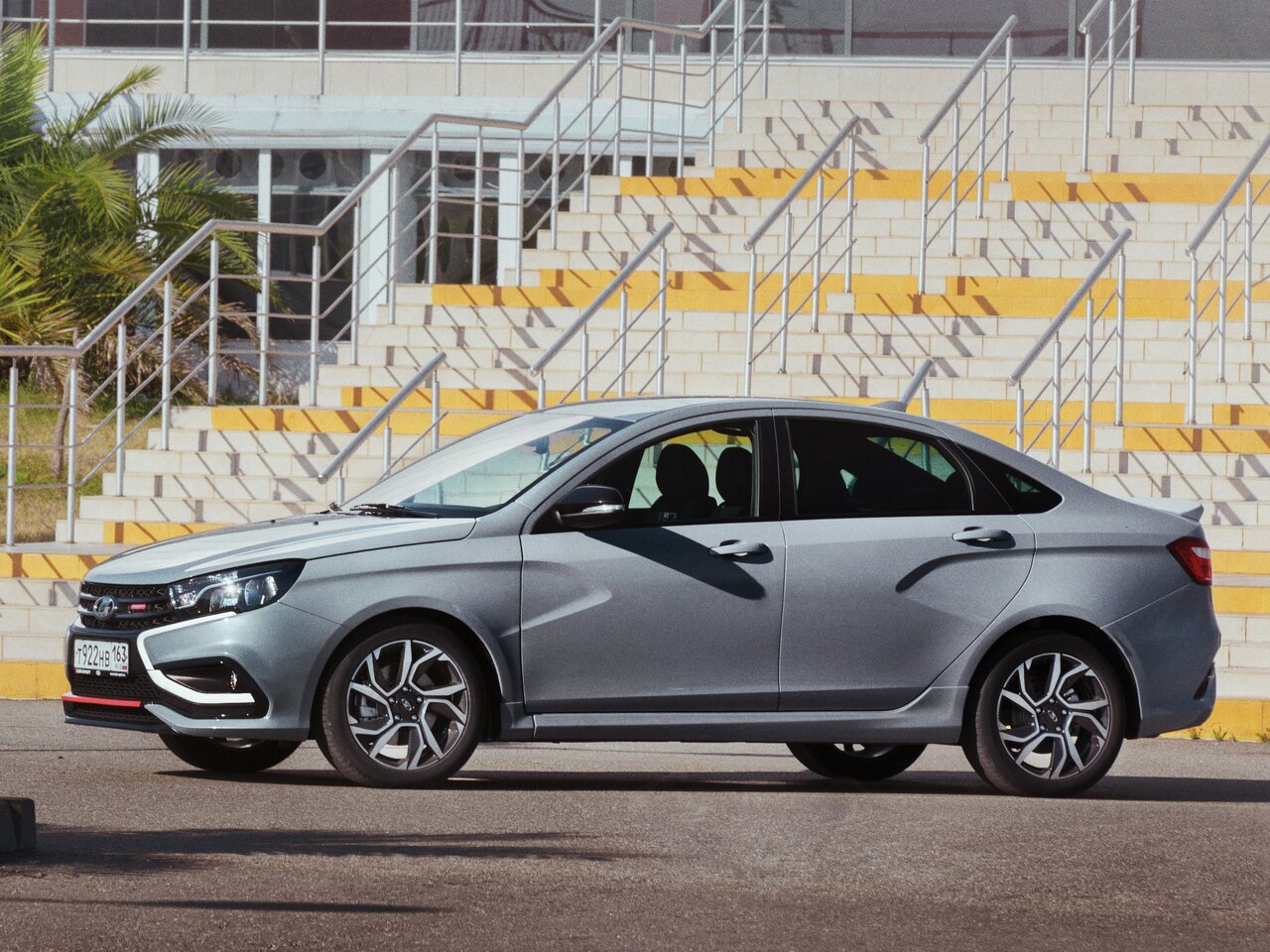 Сравнение Austin Allegro и Lada (ВАЗ) Vesta Sport по характеристикам ...