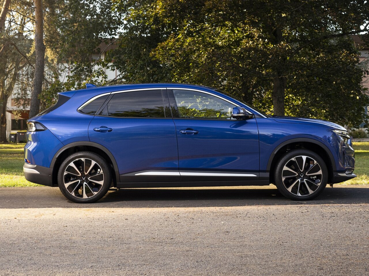 Сравнение DeSoto Deluxe Business Coupe и VinFast VF8 по характеристикам ...