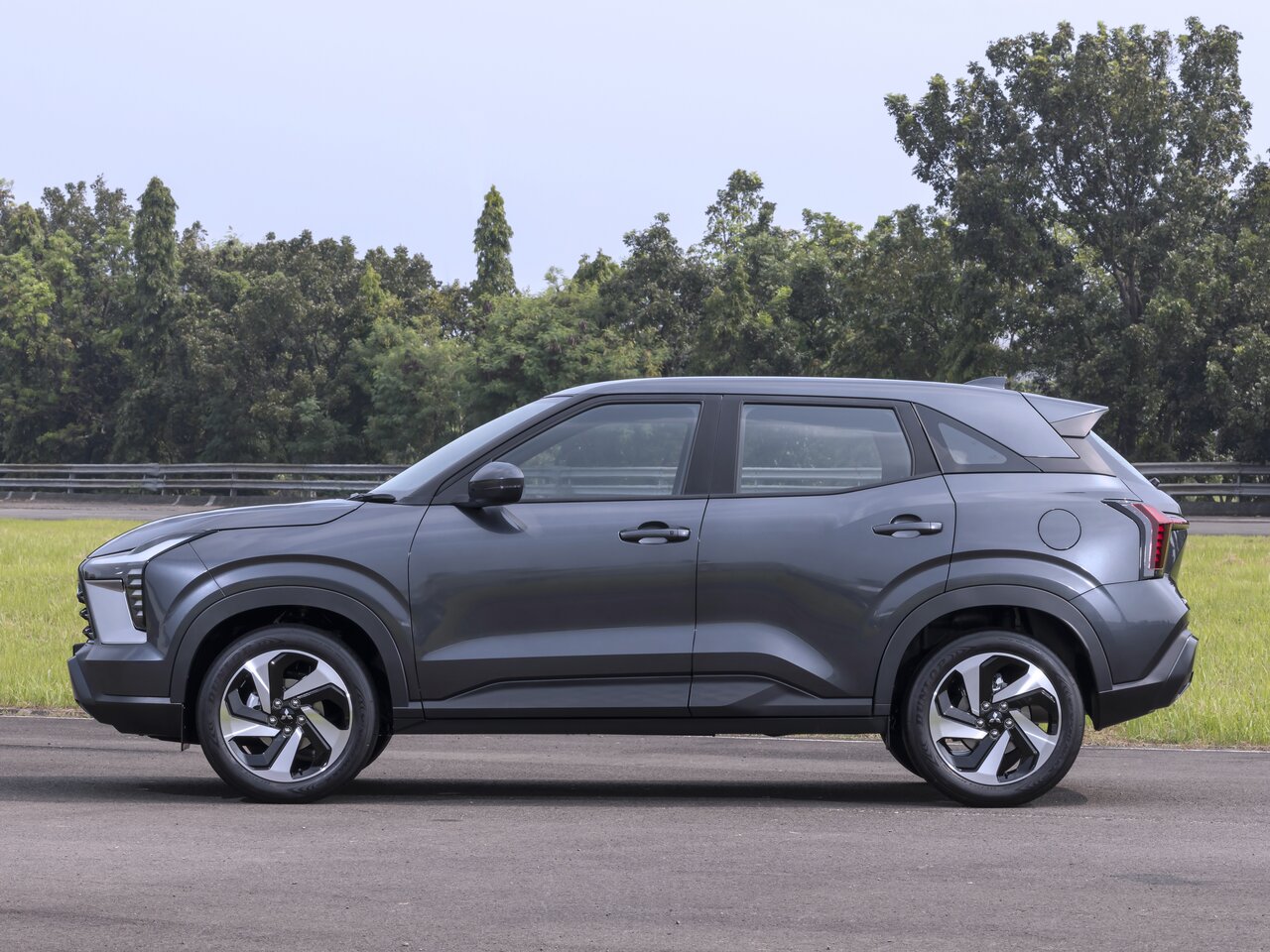 Сравнение iCar 03 501 км и Mitsubishi Xforce по характеристикам ...