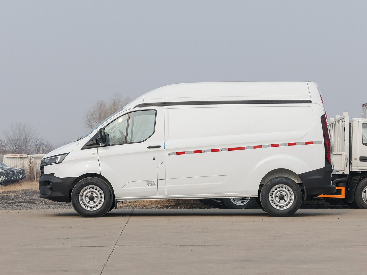 Сравнение Citroen Jumpy XL 50 kWh и Ford Transit Custom по