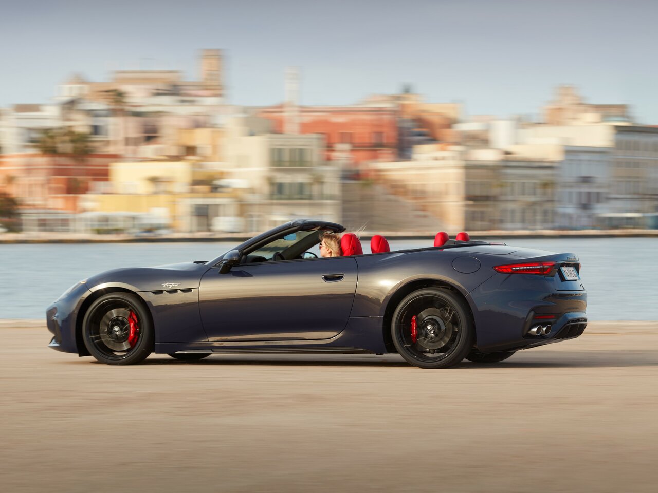 Сравнение Alfa Romeo 2600 и Maserati GranCabrio по характеристикам ...