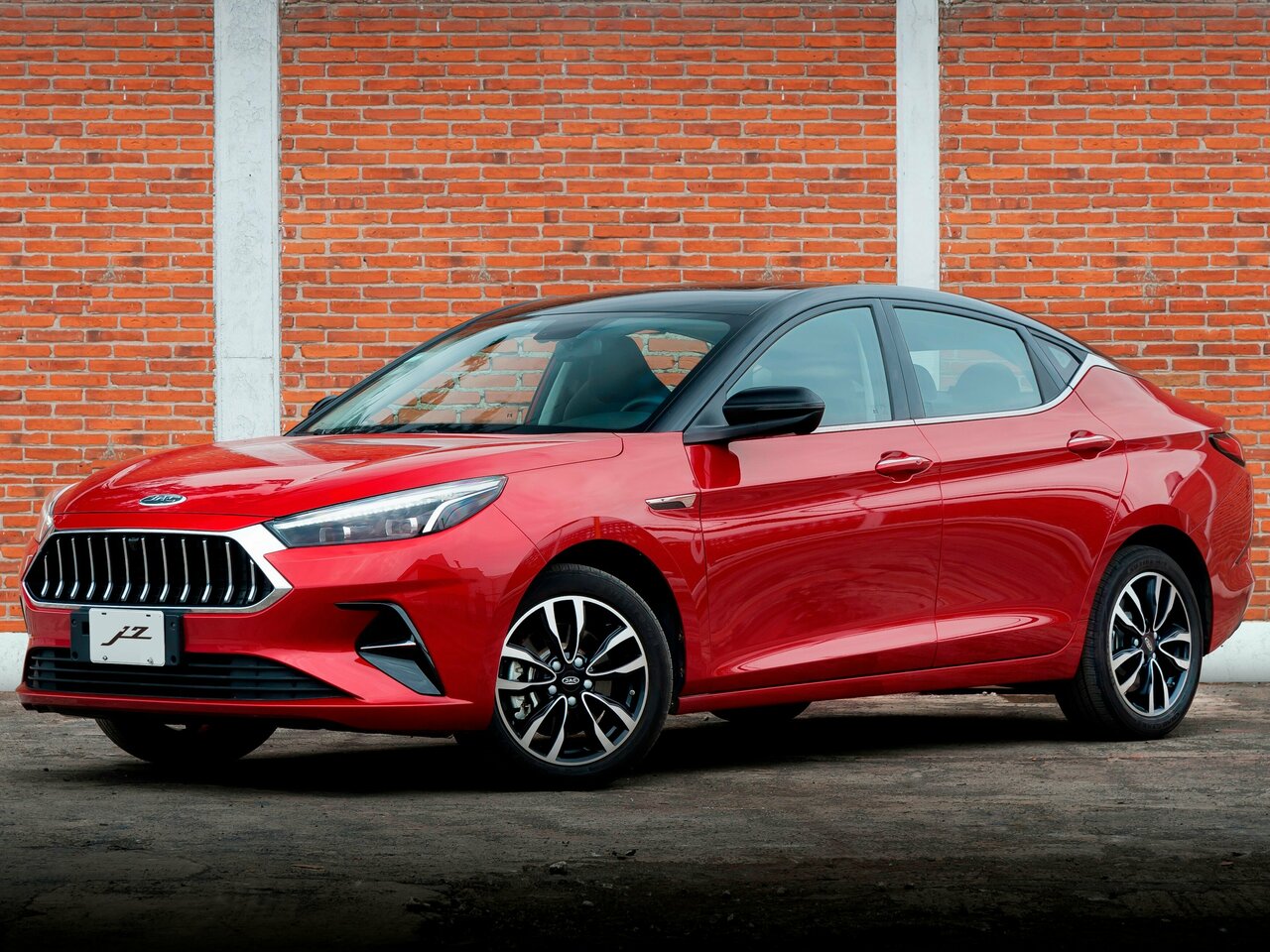 Сравнение JAC J7 и Toyota bZ3C по характеристикам, стоимости покупки и ...