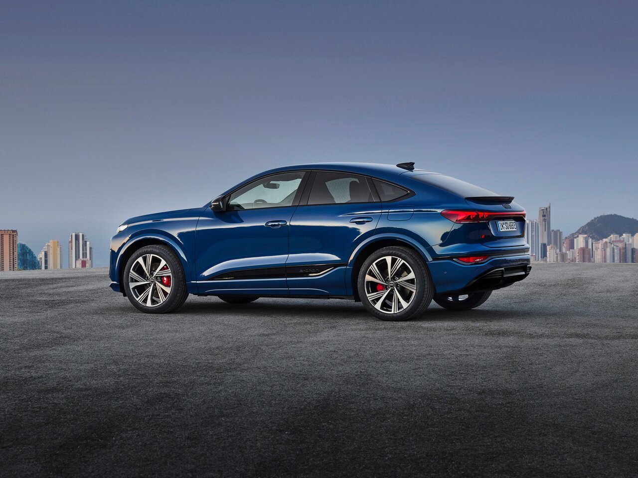 Сравнение Audi SQ6 Sportback e-tron и Peugeot 505 по характеристикам ...