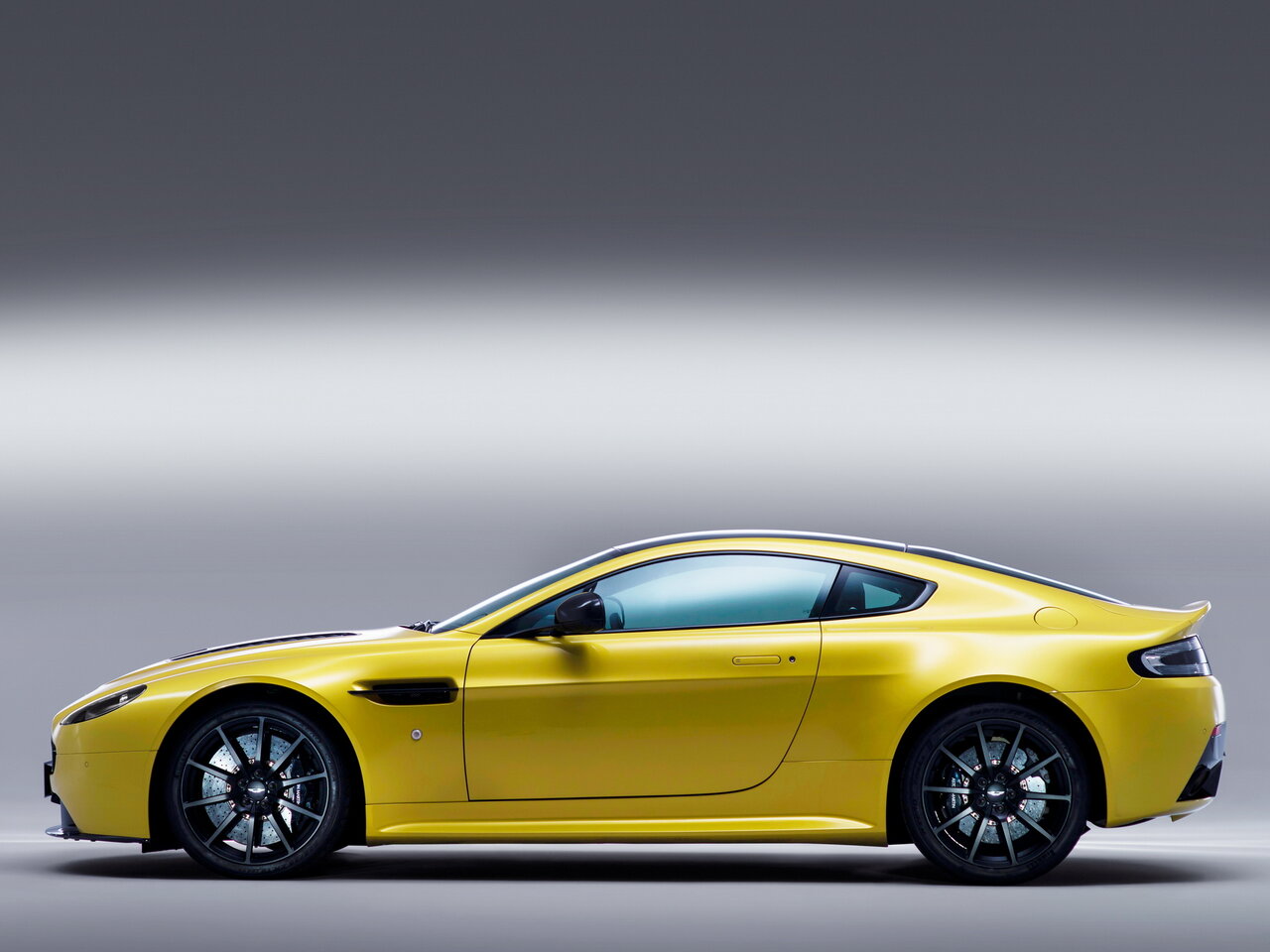 Астон мартин в12 vantage