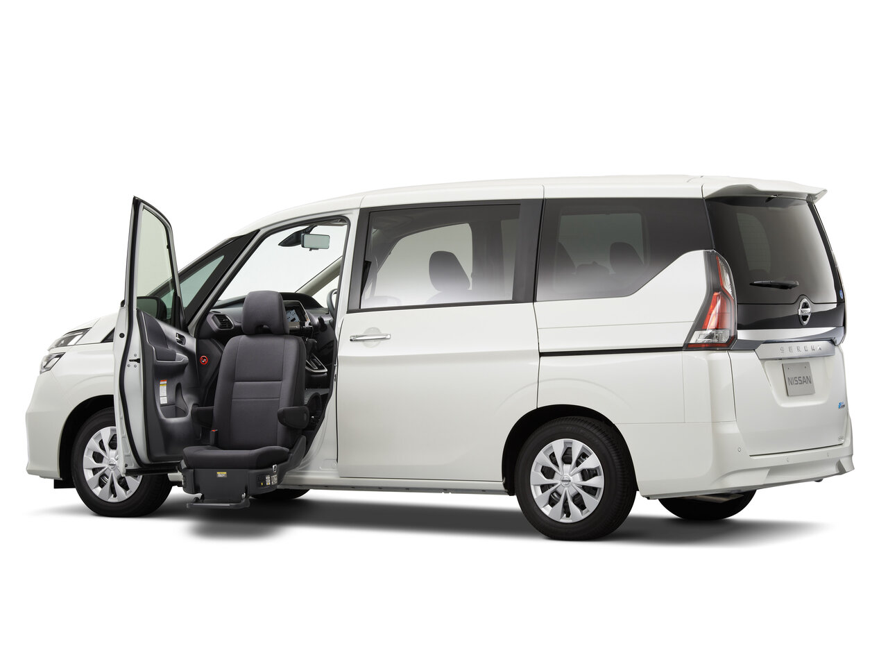 Nissan семиместный минивэн