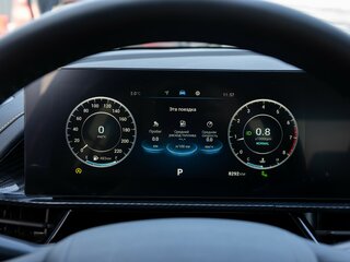 Цветной экран с бортовым компьютером в панели приборов 10.25