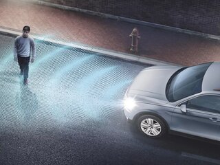 Ассистент контроля дистанции спереди "Front Assist" со встроенной автоматической функцией торможения "City Emergency Braking"