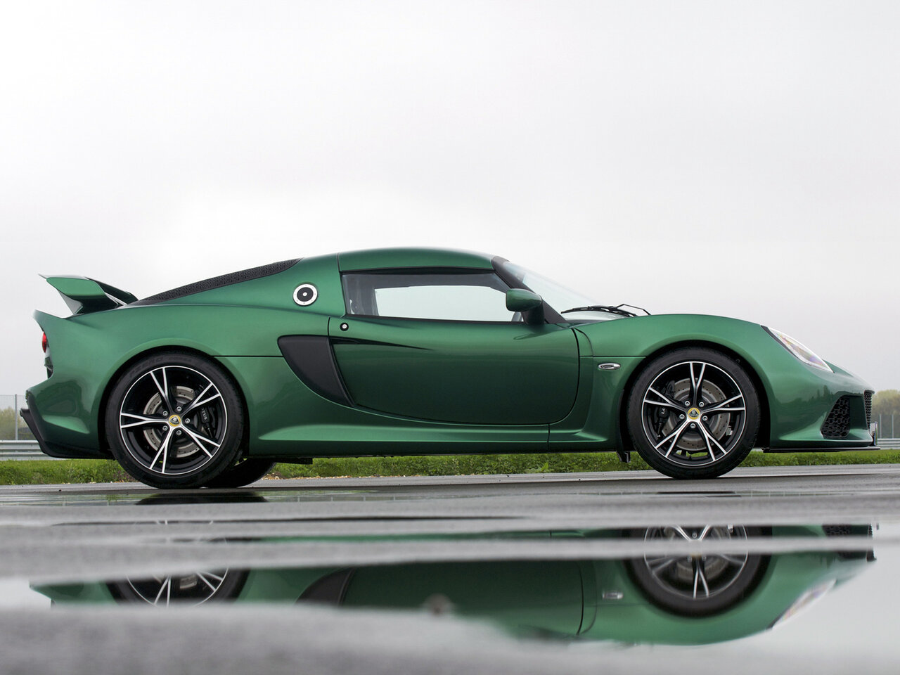 Сравнение Brabus Rocket GTS и Lotus Exige по характеристикам, стоимости ...