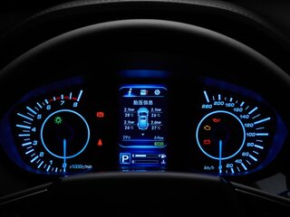 Цветной экран бортового компьютера диагональю 4.2"