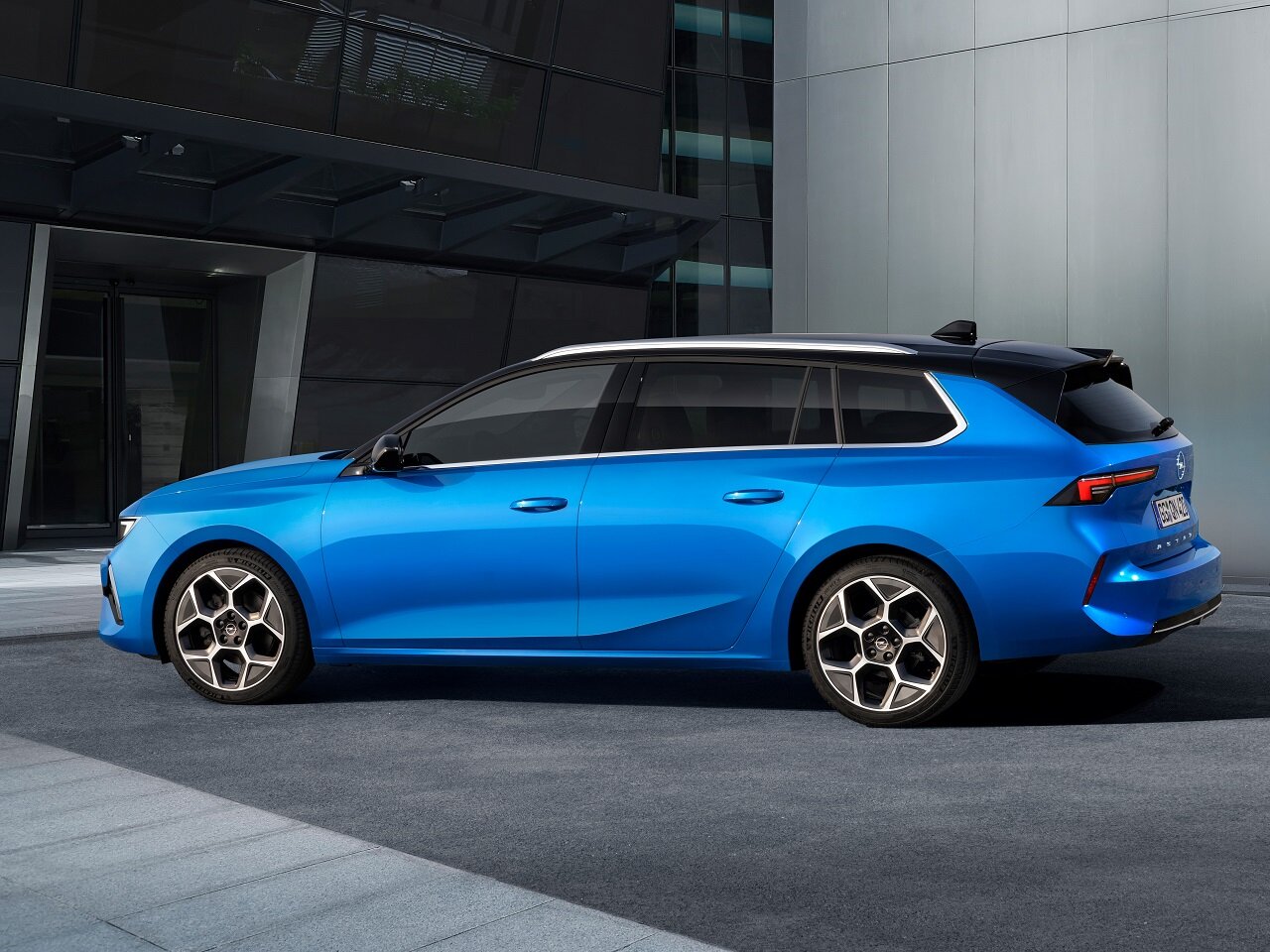 Сравнение BYD Seal 06 GT и Opel Astra по характеристикам, стоимости ...