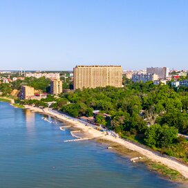 Купить 2-комнатную квартиру в кирпично-монолитном доме в ЖК «Море парк» в Таганроге - изображение 1