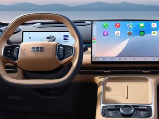 Мультимедийная система с сенсорным экраном диагональю 15,4" с Bluetooth