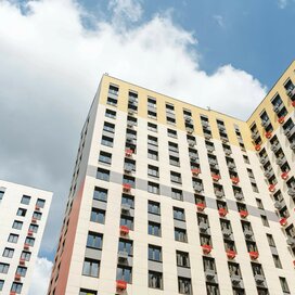 Купить 1-комнатную квартиру в кирпично-монолитном доме в ЖК «Цветочные Поляны» в Москве и МО - изображение 1