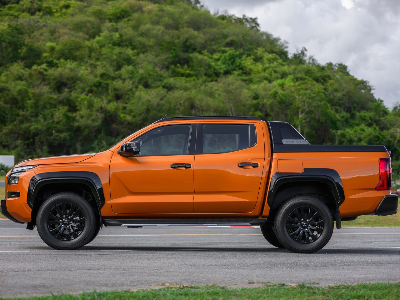 Сравнение Chevrolet SSR и Mitsubishi Triton Athlete по характеристикам ...