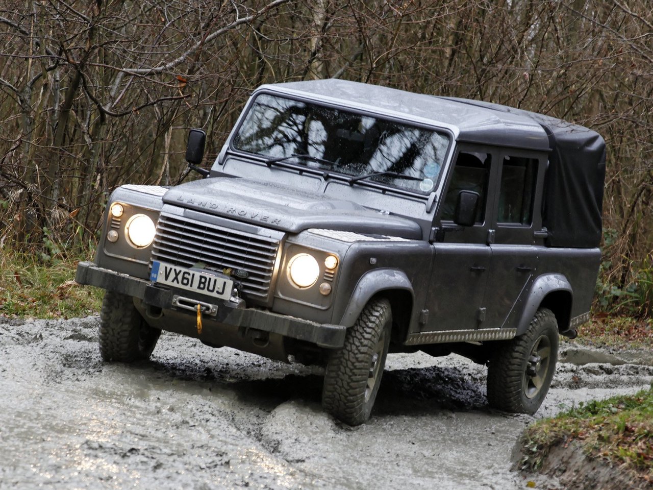 Сравнение Land Rover Defender 130 и Mazda Proceed Marvie по