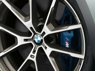 Тормозная система M Sport с суппортами синего цвета