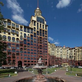 Купить трехкомнатную квартиру с парковкой в МФК «Маршал» в Москве и МО - изображение 1