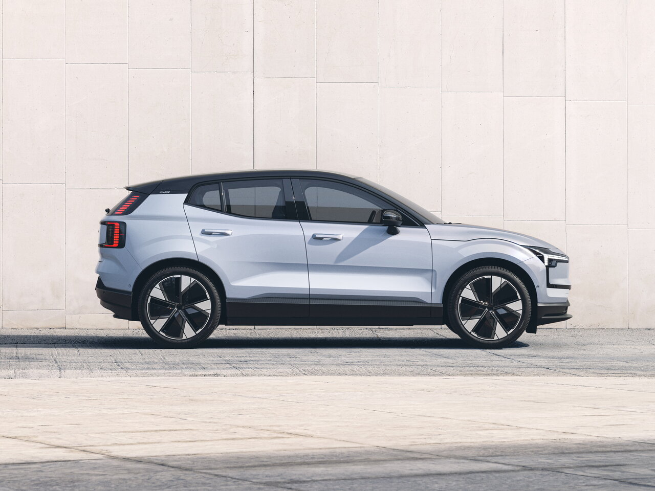 Сравнение BMW New Class CS и Volvo EX30 по характеристикам, стоимости ...